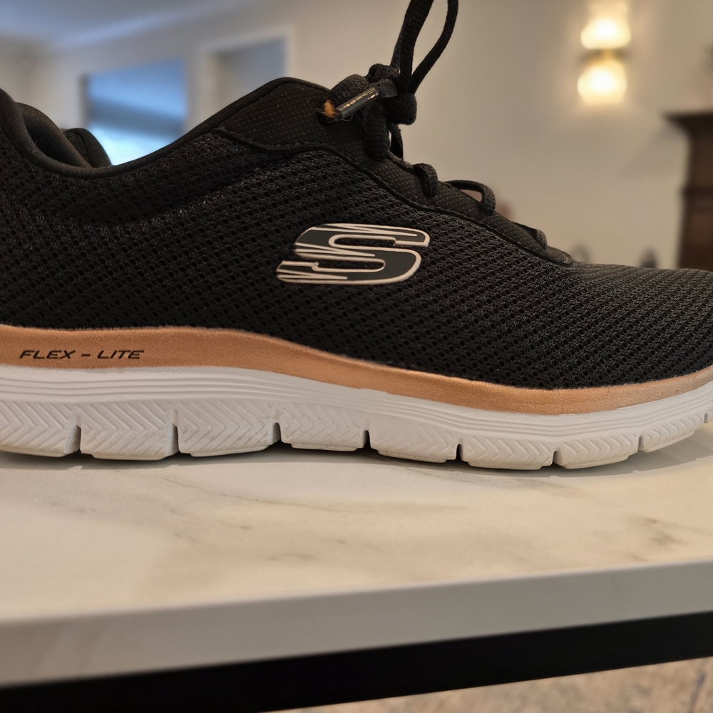 Excellent Condition! Skechers Black and White Flex-Lite Shoes